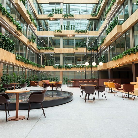 Mit einer Sitztreppe, hochwertigen Möbeln, einem Wasserspiel, extensiver Begrünung und einer Barista-Bar ist das Atrium Green Neighbourhood ein Highlight des HEADS.
