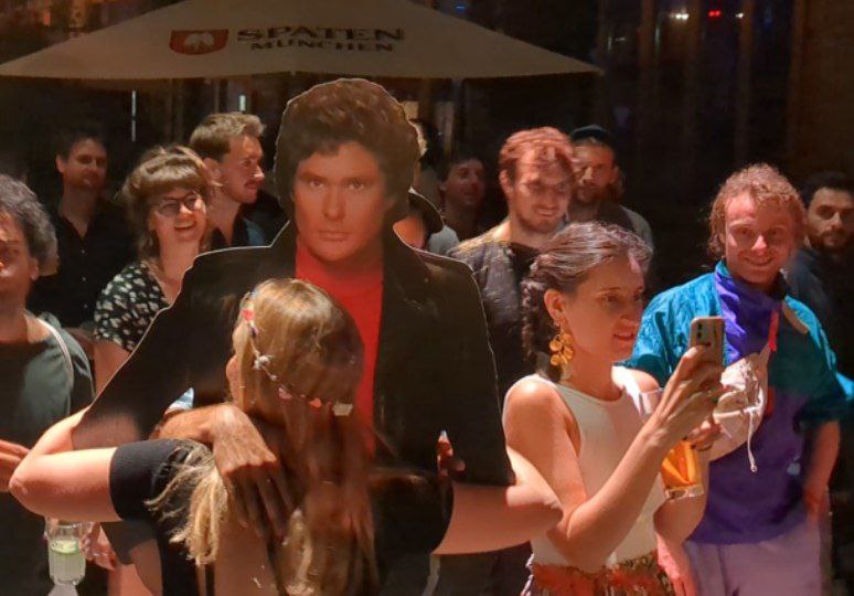 Maskottchen David Hasselhoff mischt sich immer unter die Gäste