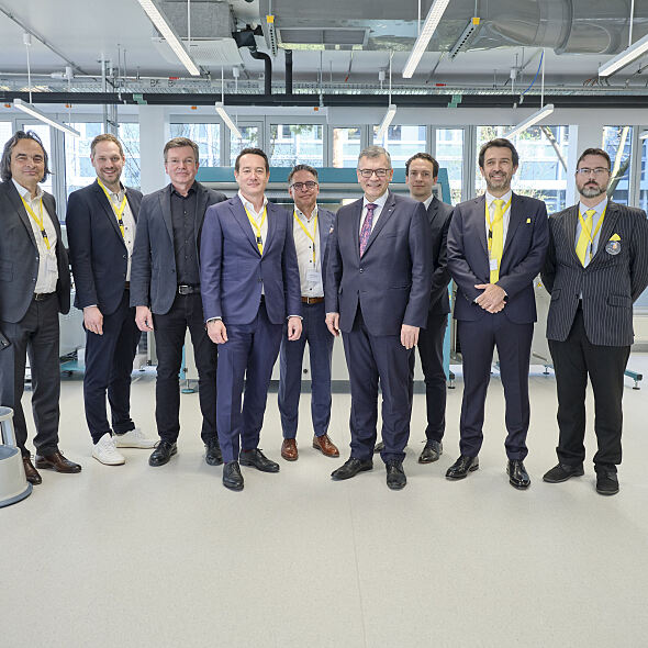 Von links nach rechts:  Peter G. Neumann, Geschäftsführender Gesellschafter Rock Capital Group Benjamin Henn, erster Bürgermeister der Gemeinde Hallbergmoos Dr. Jiri Snaidr, Gründer und Vorstandsvorsitzender vermicon Christian Lealahabumrung, Geschäftsführender Gesellschafter Rock Capital Group Andreas Wißmeier, Geschäftsführer Asset Management, Rock Capital Group Dr. Florian Herrmann, Leiter der Staatskanzlei und Staatsminister für Bundesangelegenheiten und Medien Dr. Benjamin Kick, COO plectonic Biotech Matthieu Picon, Co-Founder und CEO von Tageos Thomas Germann, Senior R&D Director bei Tageos, Leiter des Innovation Center of Excellence