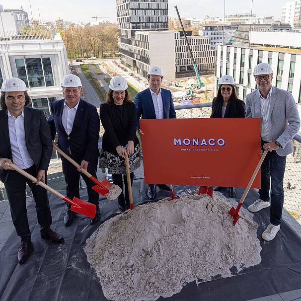 Spatenstich für Bürogebäude MONACO v.l.n.r. Peter G. Neumann, Geschäftsführender Gesellschafter der Rock Capital Group Christian Bernreiter, Bayerischer Staatsminister für Wohnen, Bau und Verkehr Verena Dietl, Dritte Bürgermeisterin Münchens Christian Lealahabumrung, Geschäftsführender Gesellschafter der Rock Capital Group Prof. Dr. (Univ. Florenz) Elisabeth Merk, Stadtbaurätin der Landeshauptstadt München Sven Thorissen, Direktor des Studio DAS beim Architekturbüro MVRDV