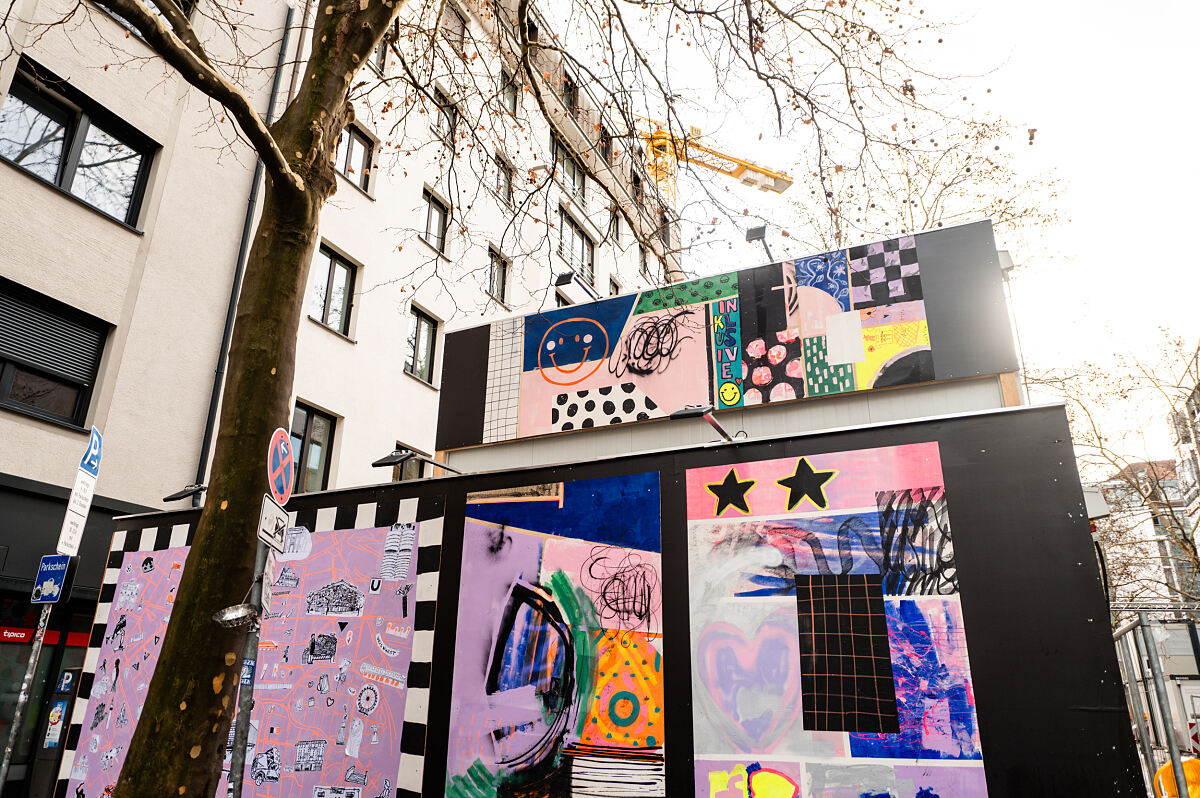 Integratives Kunstwerk an den Baucontainern von „The Stack“, das in Zusammenarbeit mit dem Münchner Verein Gemeinsam Leben Lernen e.V. (GLL) und dem MAD entstanden ist.