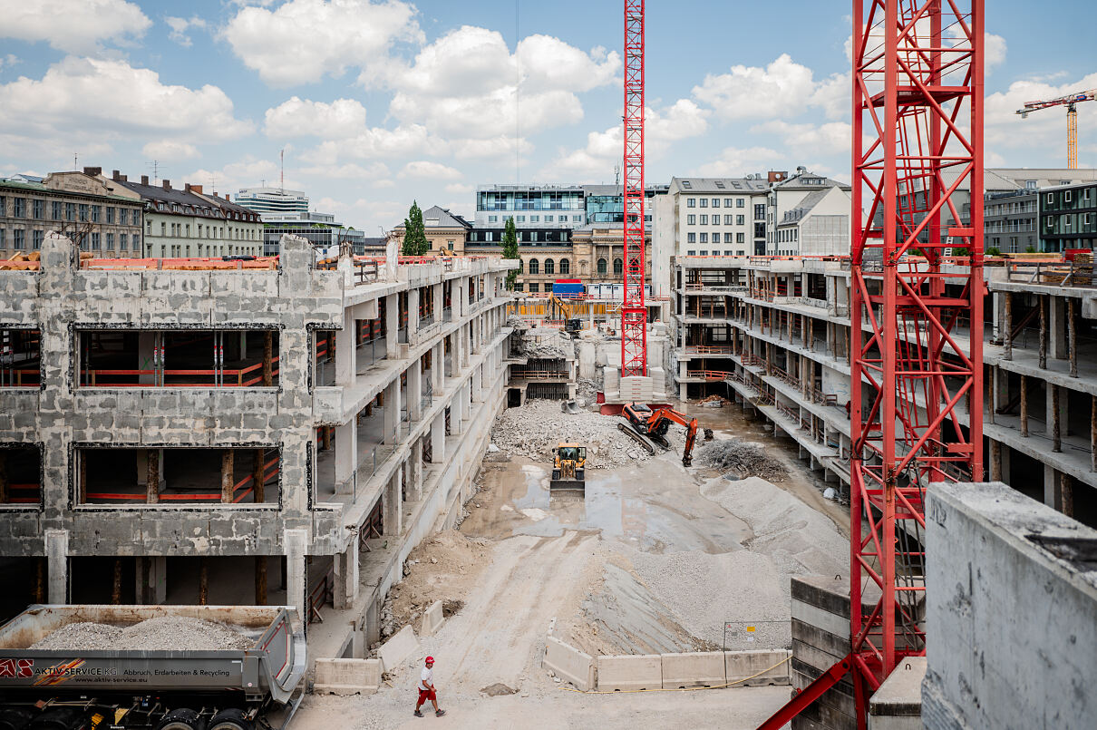 Die Baustelle von THE VERSE in München Mitte zeigt den Fortschritt der Rückbauarbeiten und die Vorbereitung für den nun beginnenden Rohbau. Die erhaltenen Bestandsteile unterstreichen den nachhaltigen Entwicklungsansatz des Projekts.