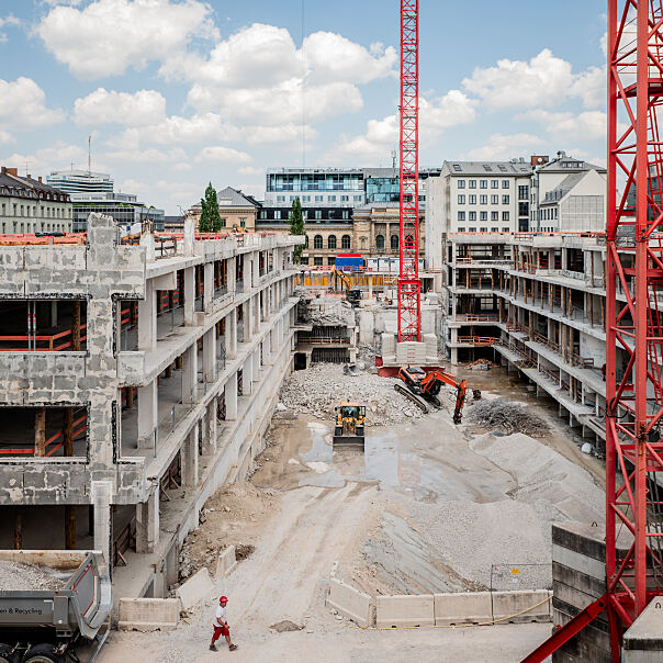 Die Baustelle von THE VERSE in München Mitte zeigt den Fortschritt der Rückbauarbeiten und die Vorbereitung für den nun beginnenden Rohbau. Die erhaltenen Bestandsteile unterstreichen den nachhaltigen Entwicklungsansatz des Projekts.