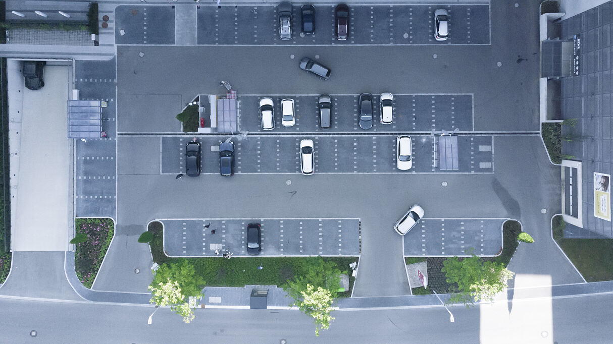 Wemolo digitalisiert bereits über 3.000 Parkflächen in fünf Ländern. Die intelligenten Systeme erfassen täglich über zwei Millionen Parkvorgänge.