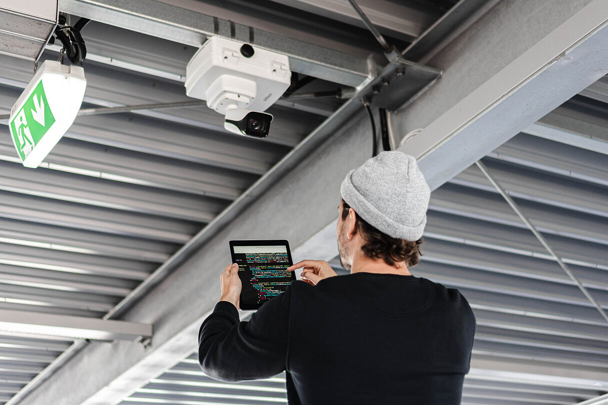 Ein Wemolo-Techniker kalibriert das kamerabasierte Erfassungssystem direkt vor Ort. Die cloudbasierte Softwareplattform wird remote gesteuert und kontinuierlich weiterentwickelt.
