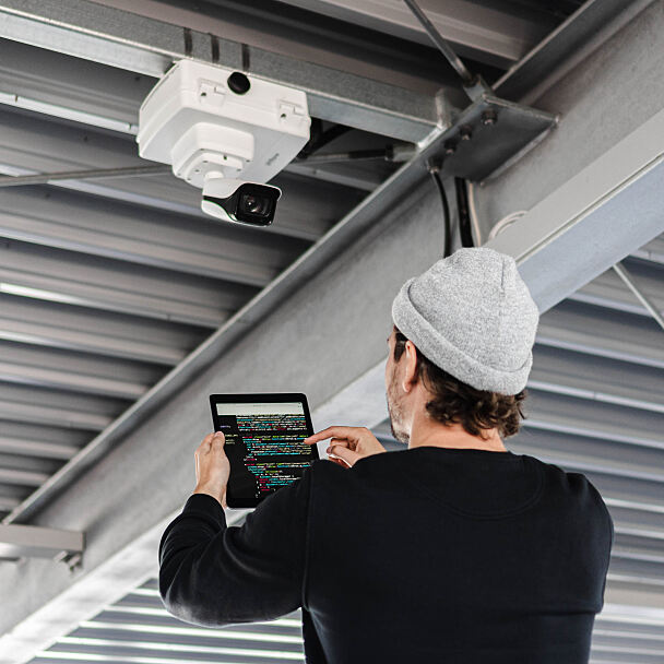Ein Wemolo-Techniker kalibriert das kamerabasierte Erfassungssystem direkt vor Ort. Die cloudbasierte Softwareplattform wird remote gesteuert und kontinuierlich weiterentwickelt.