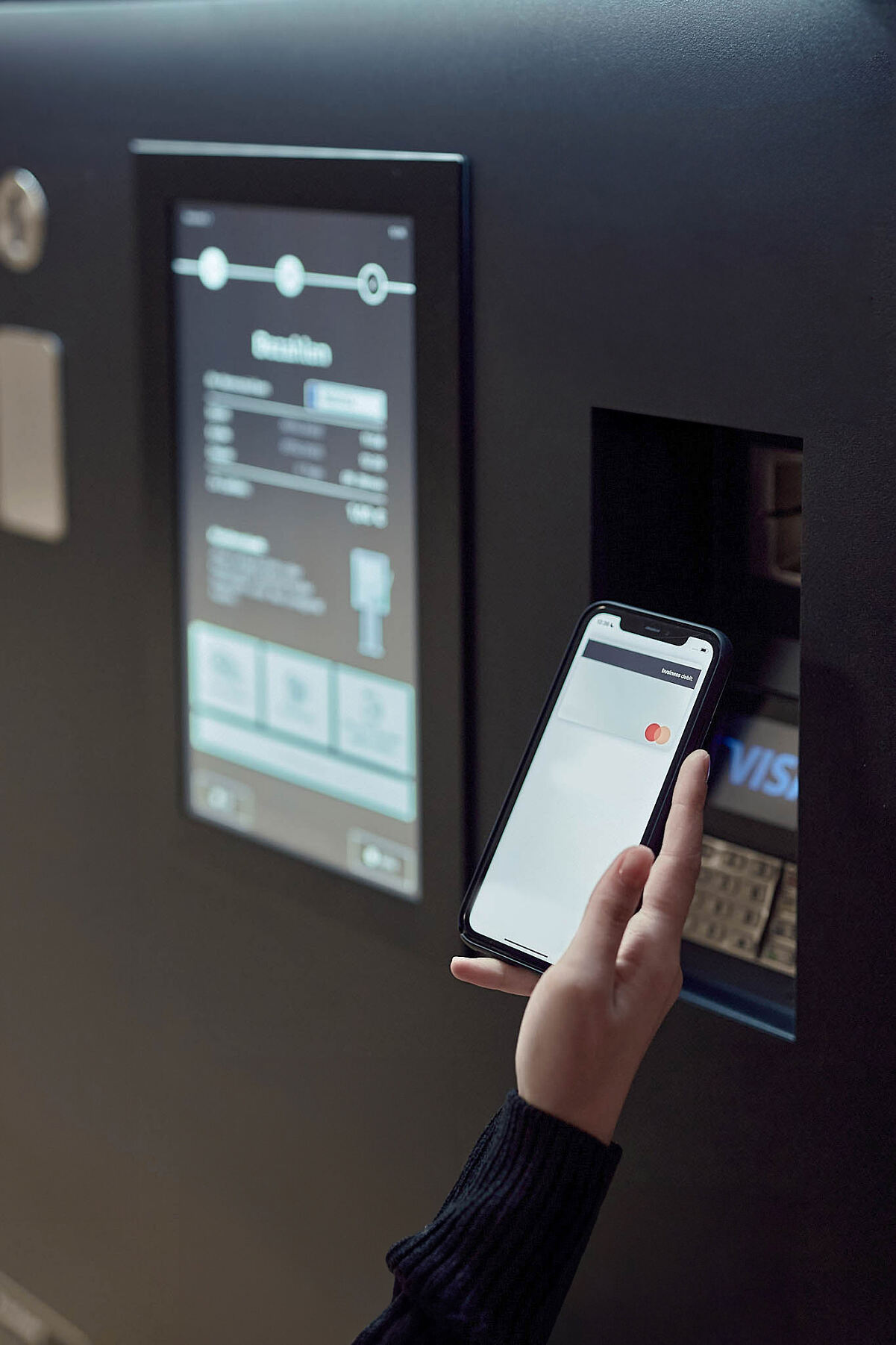 Das Wemolo-System ermöglicht digitales Bezahlen direkt am Automaten oder online – ohne Schranke, Ticket oder Bargeld.