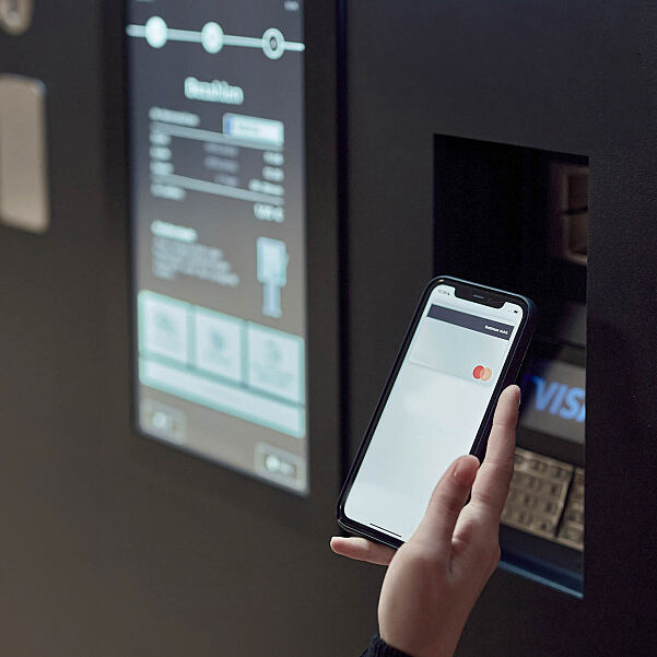 Das Wemolo-System ermöglicht digitales Bezahlen direkt am Automaten oder online – ohne Schranke, Ticket oder Bargeld.