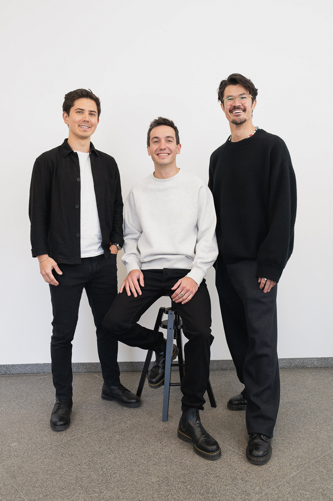 Die drei Gründer von Wemolo (v. l.): Bastian Pieper (CPTO), Jakob Bodenmüller (Co-CEO, Mitte) und Dr. Yukio Iwamoto (Co-CEO, rechts). Das Münchner Tech-Unternehmen hat sich auf KI-basiertes Parkraummanagement spezialisiert.