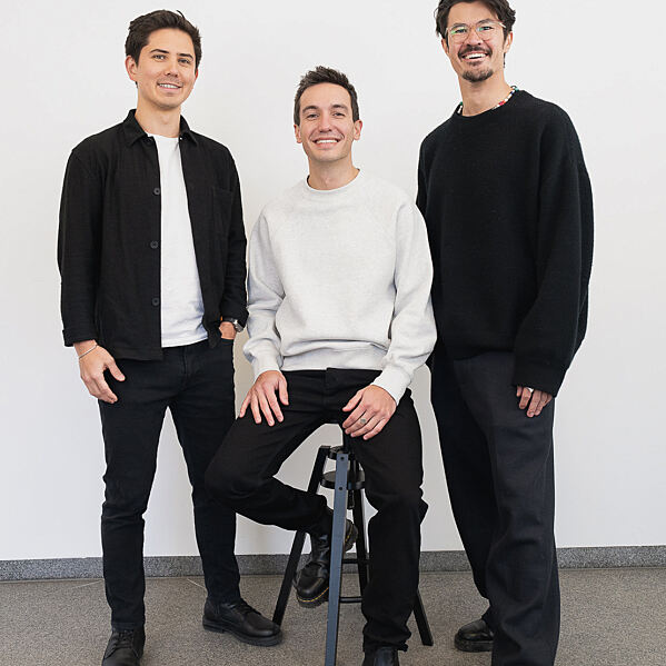 Die drei Gründer von Wemolo (v. l.): Bastian Pieper (CPTO), Jakob Bodenmüller (Co-CEO, Mitte) und Dr. Yukio Iwamoto (Co-CEO, rechts). Das Münchner Tech-Unternehmen hat sich auf KI-basiertes Parkraummanagement spezialisiert.