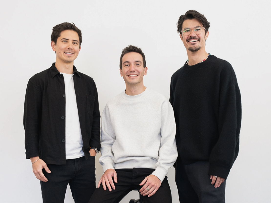 Die drei Gründer von Wemolo (v. l.): Bastian Pieper (CPTO), Jakob Bodenmüller (Co-CEO, Mitte) und Dr. Yukio Iwamoto (Co-CEO, rechts). Das Münchner Tech-Unternehmen hat sich auf KI-basiertes Parkraummanagement spezialisiert.