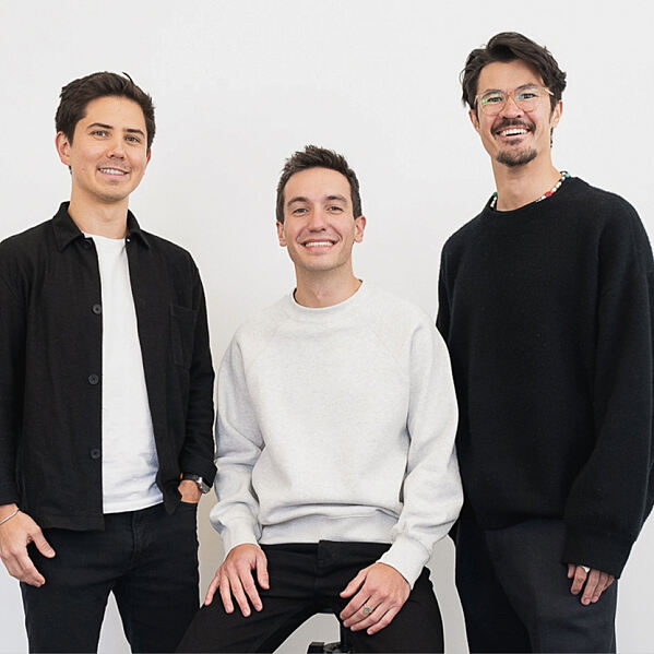 Die drei Gründer von Wemolo (v. l.): Bastian Pieper (CPTO), Jakob Bodenmüller (Co-CEO, Mitte) und Dr. Yukio Iwamoto (Co-CEO, rechts). Das Münchner Tech-Unternehmen hat sich auf KI-basiertes Parkraummanagement spezialisiert.