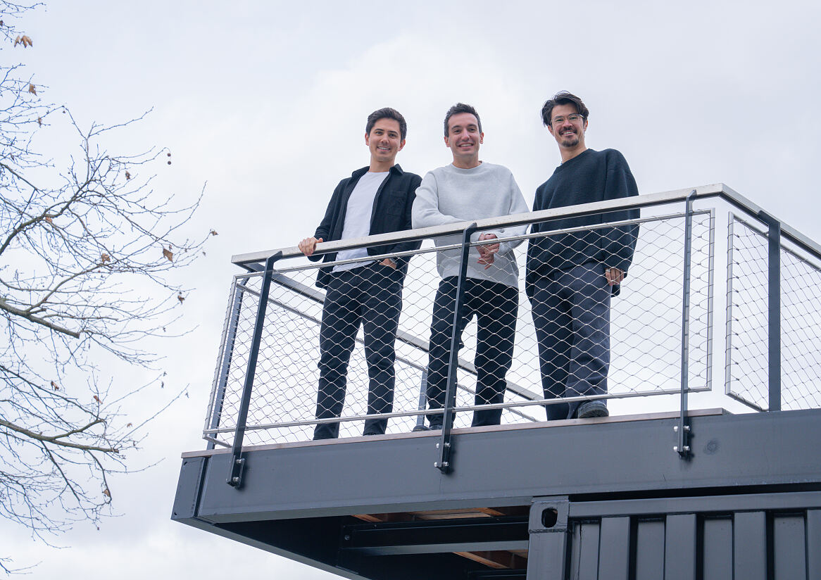 Die drei Gründer von Wemolo (v. l.): Bastian Pieper (CPTO), Jakob Bodenmüller (Co-CEO, Mitte) und Dr. Yukio Iwamoto (Co-CEO, rechts). Das Münchner Tech-Unternehmen hat sich auf KI-basiertes Parkraummanagement spezialisiert.