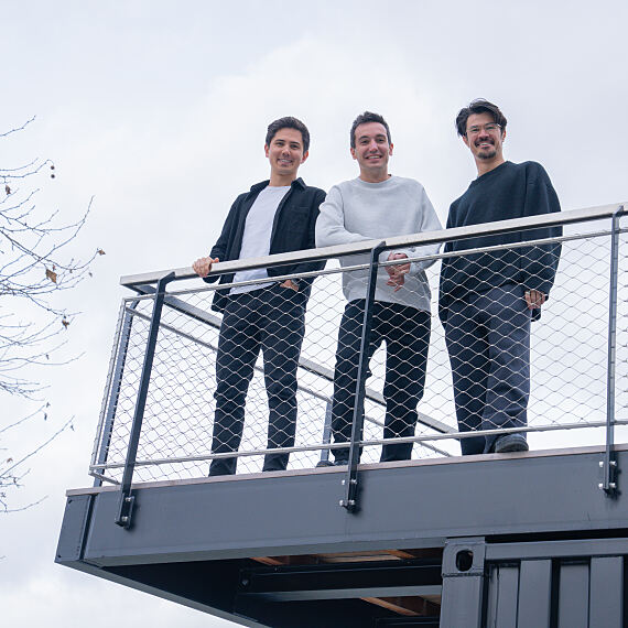 Die drei Gründer von Wemolo (v. l.): Bastian Pieper (CPTO), Jakob Bodenmüller (Co-CEO, Mitte) und Dr. Yukio Iwamoto (Co-CEO, rechts). Das Münchner Tech-Unternehmen hat sich auf KI-basiertes Parkraummanagement spezialisiert.