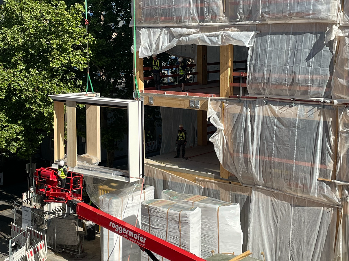 Fassadenmontage - erstes Element der Außenfassade