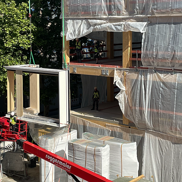 Fassadenmontage - erstes Element der Außenfassade