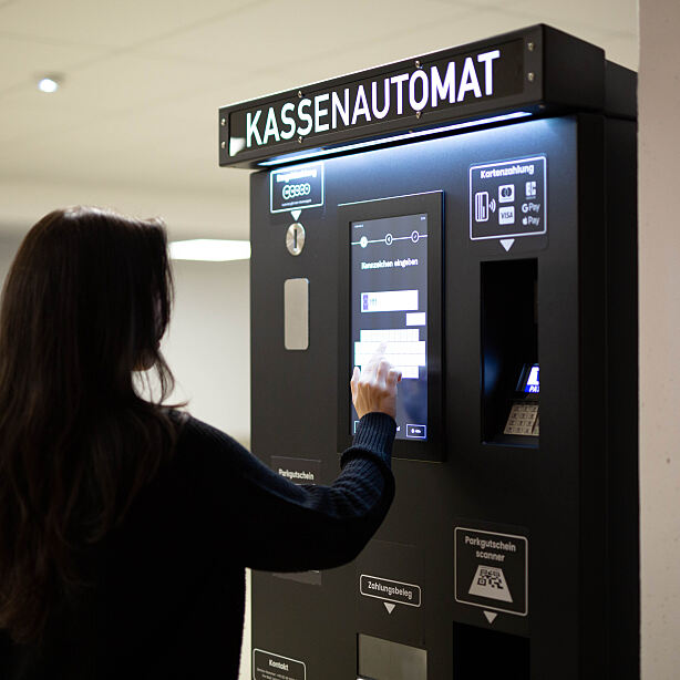 Moderne Kassenautomaten mit Kennzeicheneingabe: Wemolo kombiniert digitale Zahlungslösungen mit intuitiver Bedienung – für alle, die lieber vor Ort am Automaten zahlen möchten.