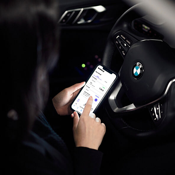 Bequem per Smartphone bezahlen: Nutzerinnen und Nutzer können die Parkdauer einfach online einsehen und direkt via Mobiltelefon bezahlen – papierlos und ohne Warteschlange.