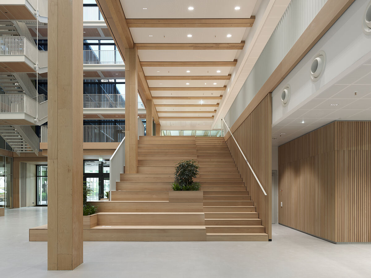 Holztreppe im Atrium mit Sitzmöglichkeiten