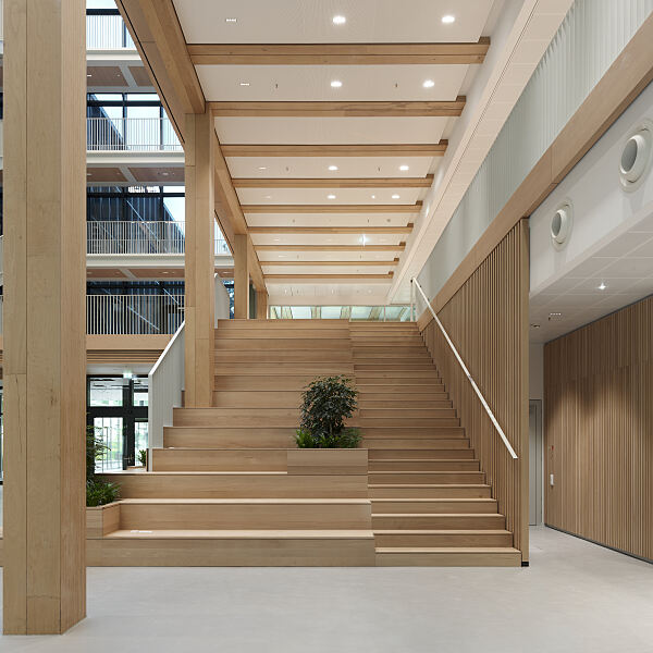 Holztreppe im Atrium mit Sitzmöglichkeiten