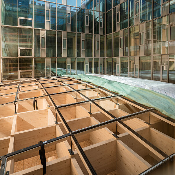 Blick in das Atrium von oben – die Holzkonstruktion der zentralen Lobby nimmt Gestalt an.