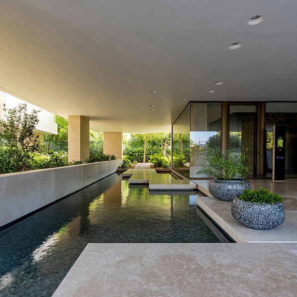 Leben am Wasser, leben im Wasser: Im Icon Living können die Bewohner private Pools genießen.