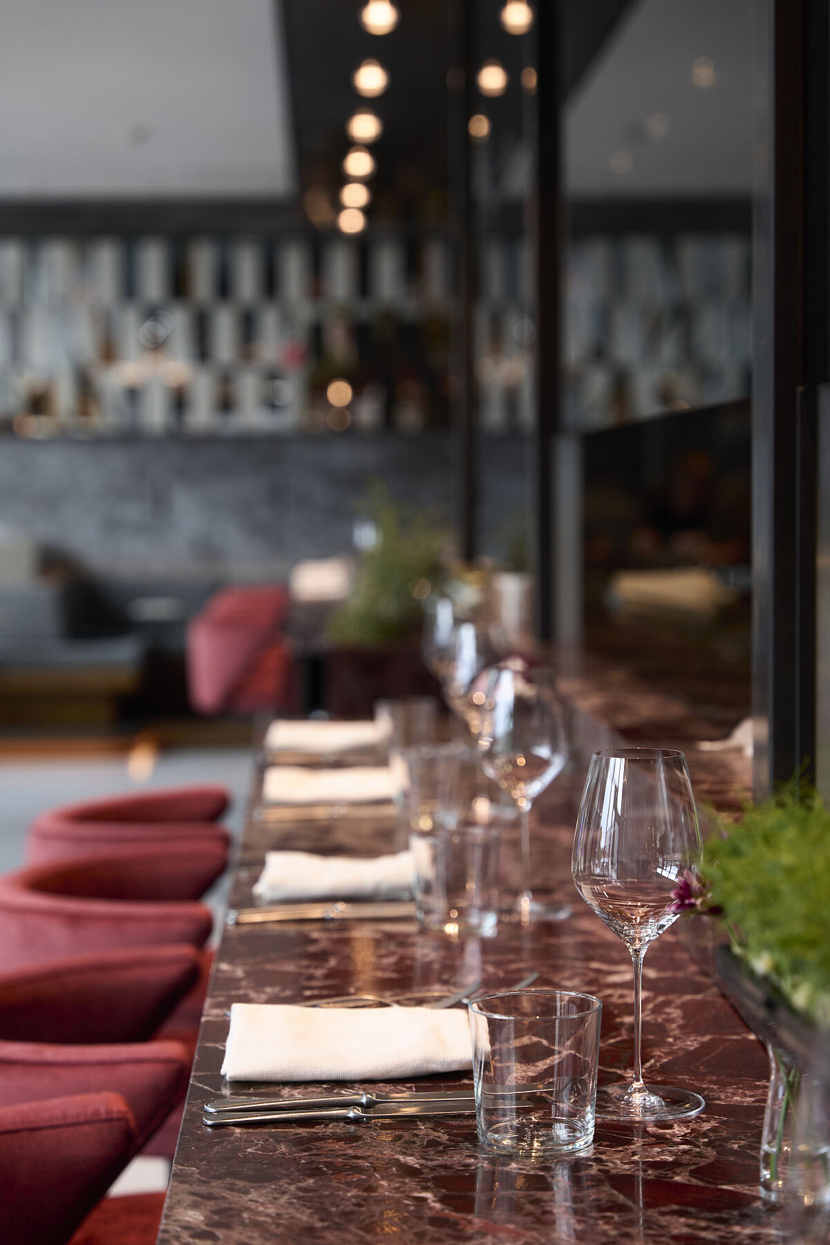 Theke mit rotem Marmor