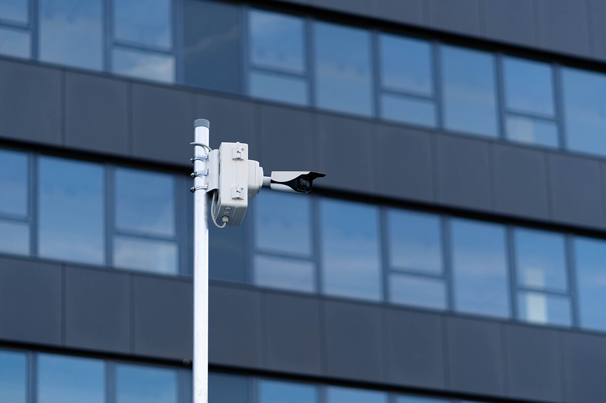Wemolo-Free-Flow-Kamera auf einem Gewerbestandort – Teil des digitalen Parkraummanagements.