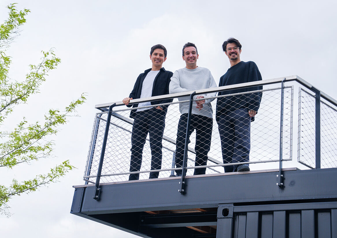 Die drei Gründer von Wemolo (v. l.): Dr. Yukio Iwamoto (Co-CEO, rechts), Jakob Bodenmüller (Co-CEO, Mitte) und Bastian Pieper (CPTO). Das Münchner Tech-Unternehmen hat sich auf KI-basiertes Parkraummanagement spezialisiert.