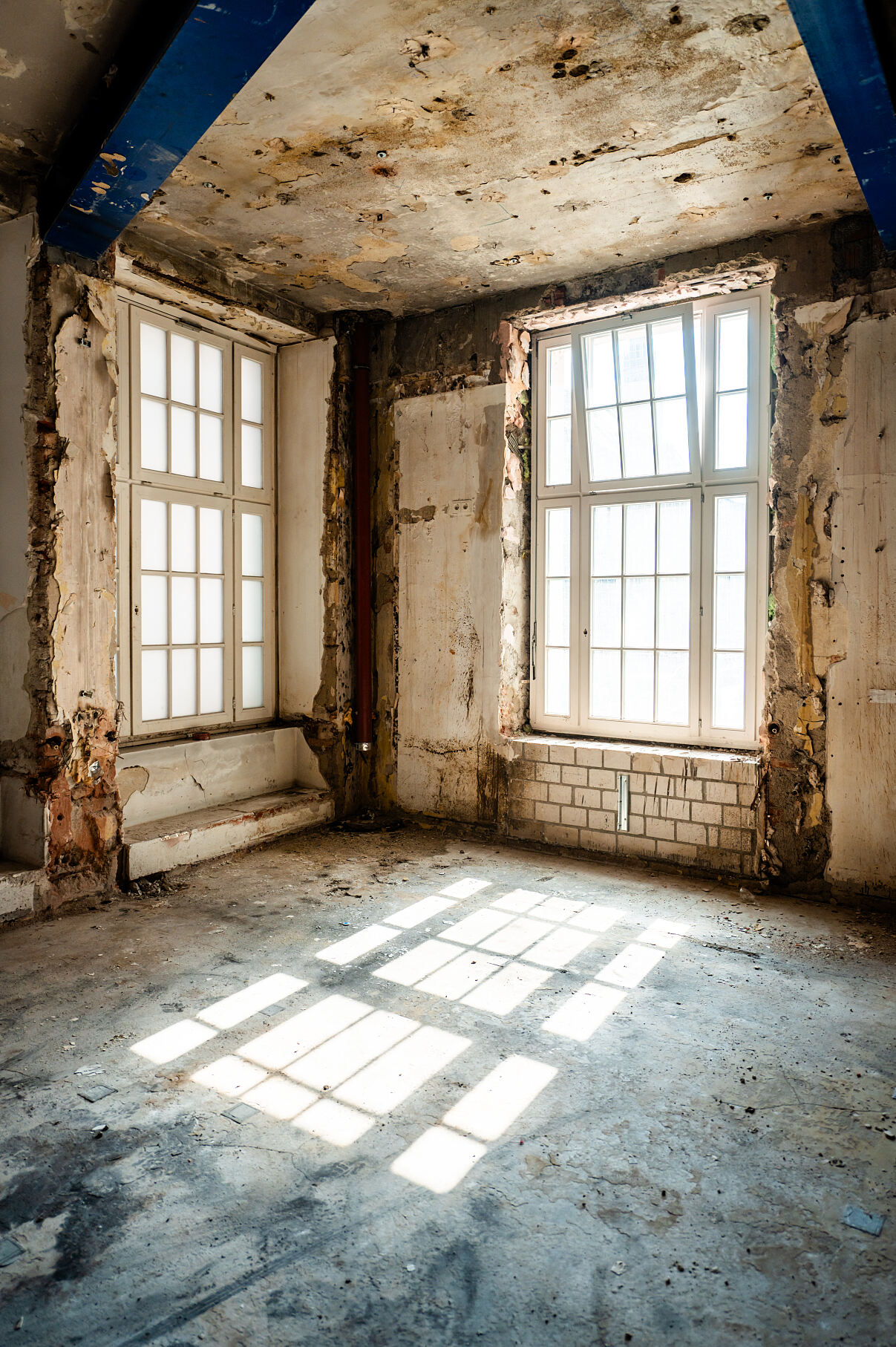 Detailaufnahme des Bestands am Singerhaus: Historische Fensteröffnungen und freigelegte Wandflächen veranschaulichen den bewussten Umgang mit Substanz und Energie im Umbauprozess.