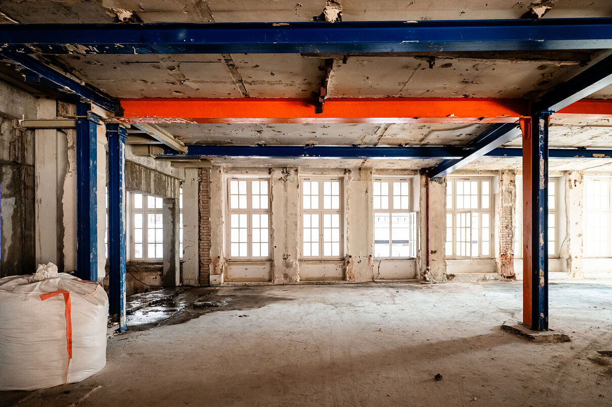 Blick in den Gebäudeteil am Singerhaus: Freigelegte Stahl- und Betonträger zeigen die charakteristische Struktur des Bestands, der gezielt für das Redevelopment genutzt wird.