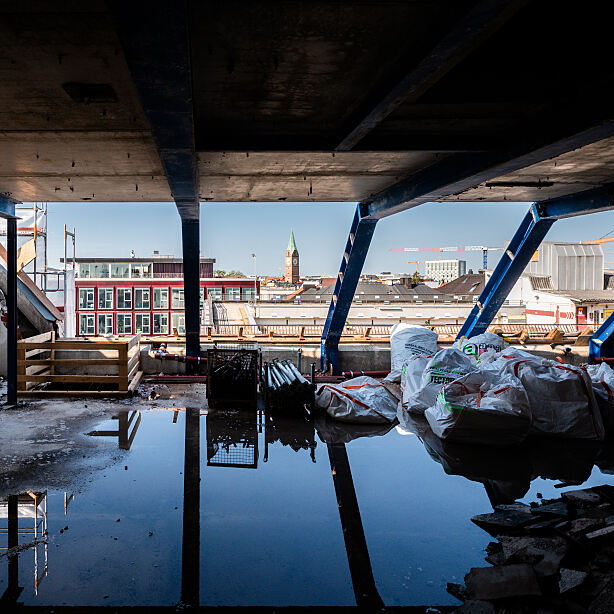Rückbau mit historischem Bezug: Vom Dach des AIM öffnet sich die Sicht auf die Frauenkirche und den umliegenden Stadtraum – Sinnbild für die Verbindung von Tradition und Zukunft.