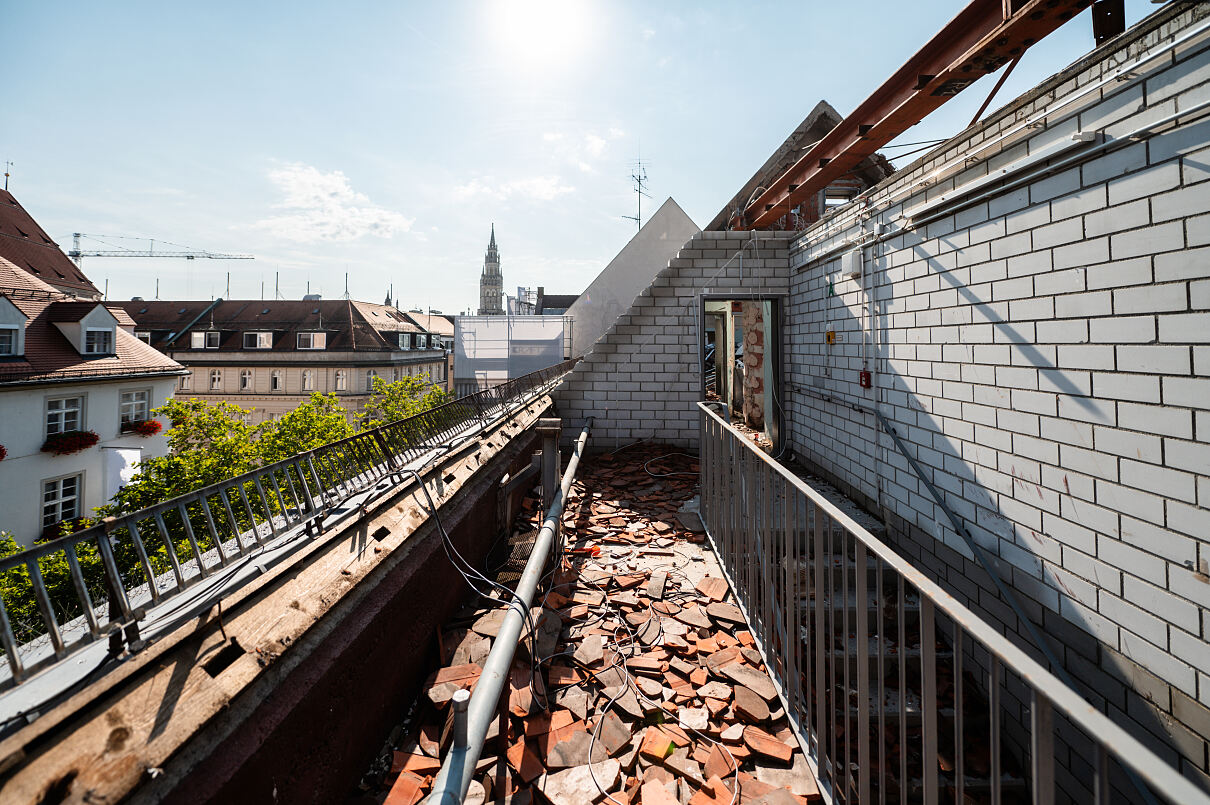 Blick entlang des Dachrands Richtung Rathaus: Die Bauarbeiten zeigen den Fortschritt des Redevelopments im Herzen der Münchner Innenstadt.