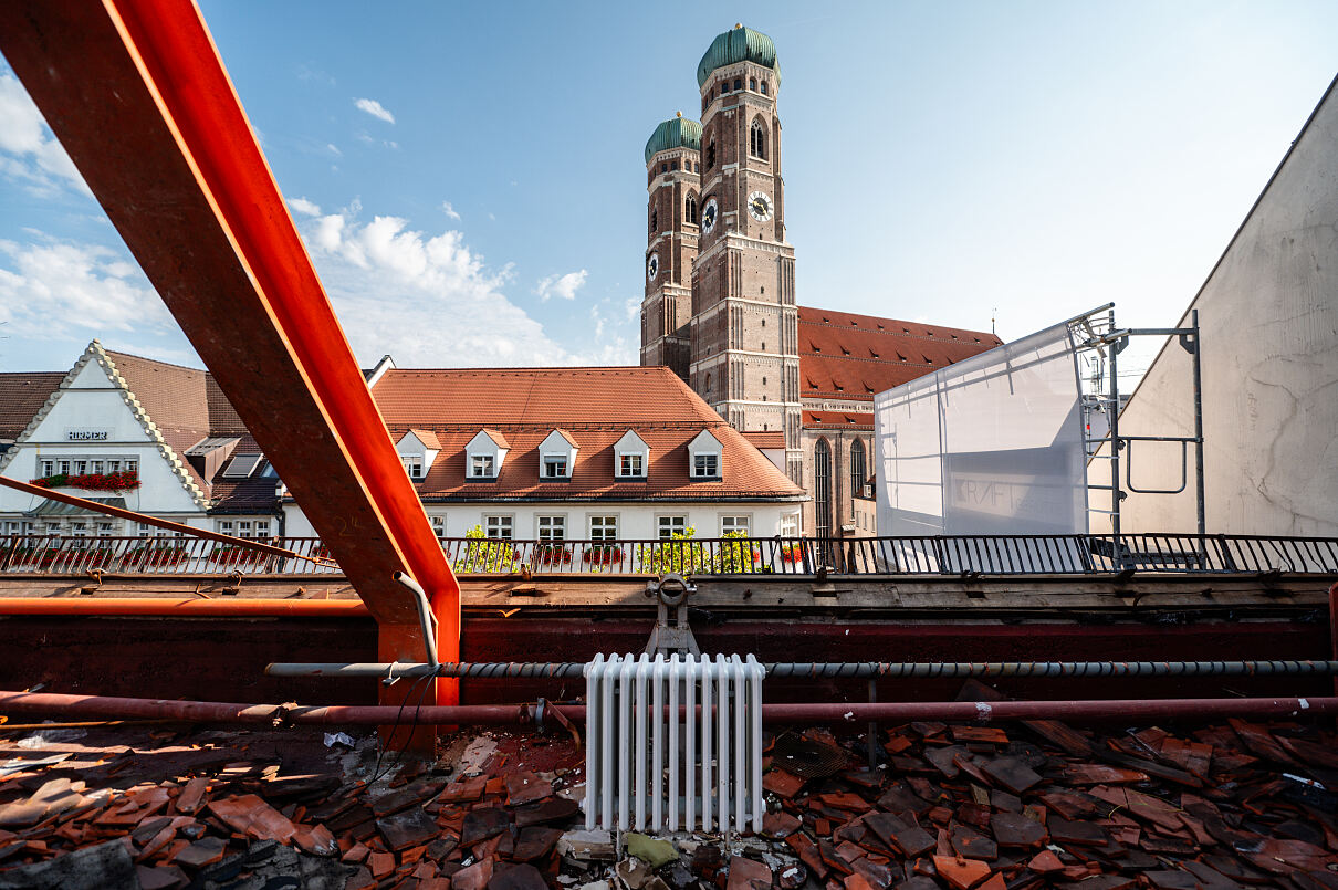 Die Türme der Frauenkirche als Kulisse des Baufortschritts: Das AIM zeigt, wie Münchens Innenstadt durch behutsame Transformation neue urbane Qualitäten gewinnt.