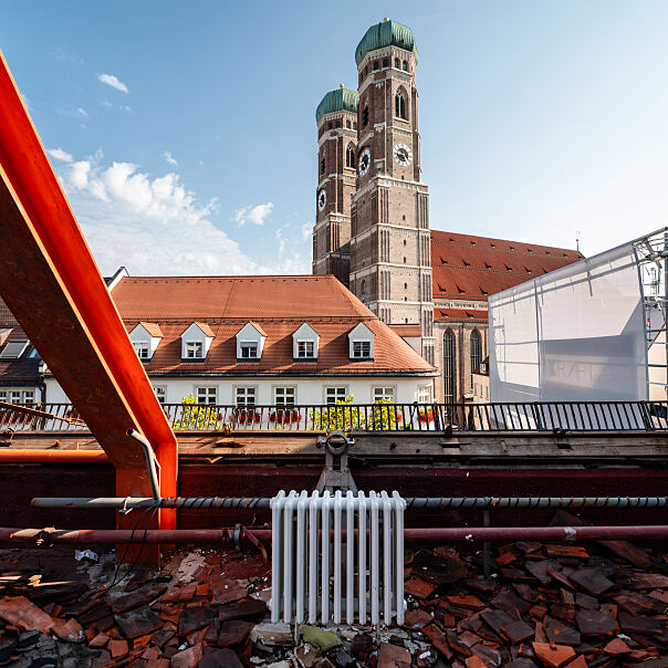 Die Türme der Frauenkirche als Kulisse des Baufortschritts: Das AIM zeigt, wie Münchens Innenstadt durch behutsame Transformation neue urbane Qualitäten gewinnt.