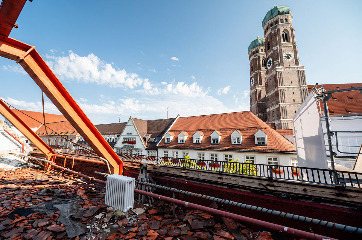 Blick auf die Frauenkirche vom AIM-Baufeld: Das Projekt steht exemplarisch für die Revitalisierung zentraler Innenstadtlagen bei gleichzeitiger Bewahrung bestehender Strukturen.