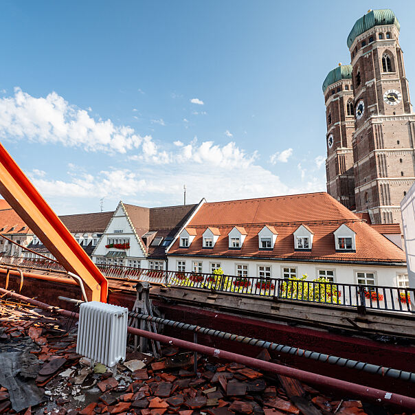 Blick auf die Frauenkirche vom AIM-Baufeld: Das Projekt steht exemplarisch für die Revitalisierung zentraler Innenstadtlagen bei gleichzeitiger Bewahrung bestehender Strukturen.