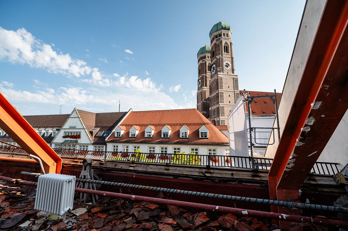 AIM München – Transformation mit Weitblick: Vom Dach des ehemaligen C&A-Gebäudes fällt der Blick auf die Türme der Frauenkirche – Symbol für den Standort mitten im Herzen der Altstadt.