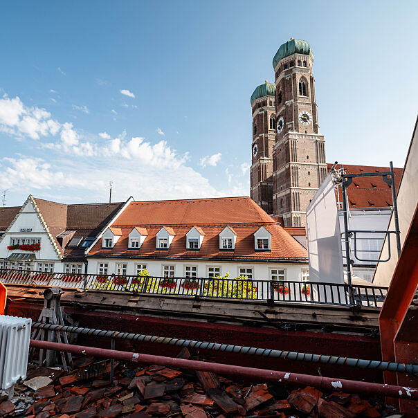 AIM München – Transformation mit Weitblick: Vom Dach des ehemaligen C&A-Gebäudes fällt der Blick auf die Türme der Frauenkirche – Symbol für den Standort mitten im Herzen der Altstadt.