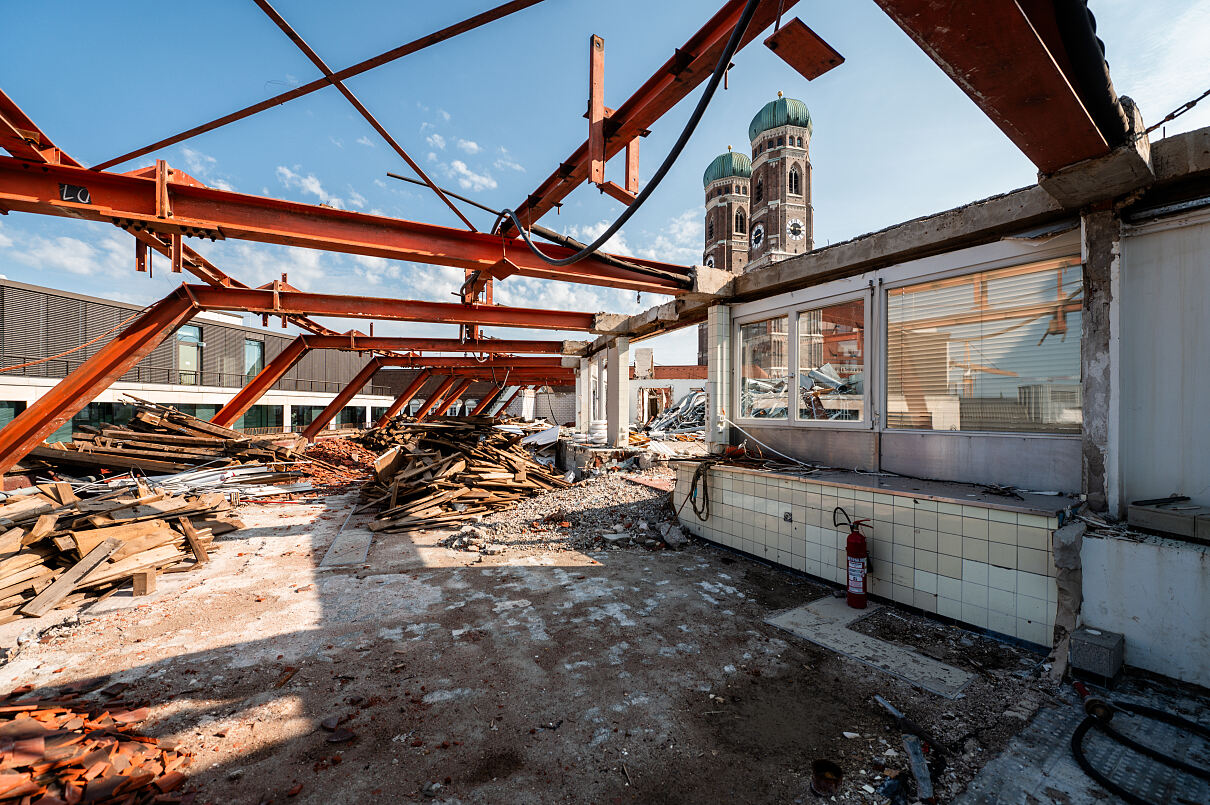 Blick auf den laufenden Rückbau im Dachgeschoss: Die Arbeiten markieren den Startpunkt für das Redevelopment des Bestandsgebäudes zu einem zukunftsweisenden Mixed-Use-Ensemble.