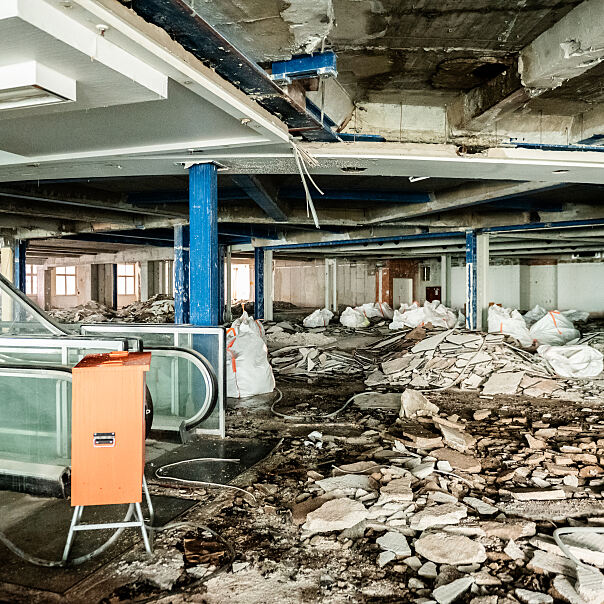 Innenaufnahme aus dem ehemaligen C&A-Gebäude: Der Rückbau im Bestand zeigt die Dimension des Projekts und die Herausforderung, historische Bausubstanz für eine neue Nutzung zu transformieren.