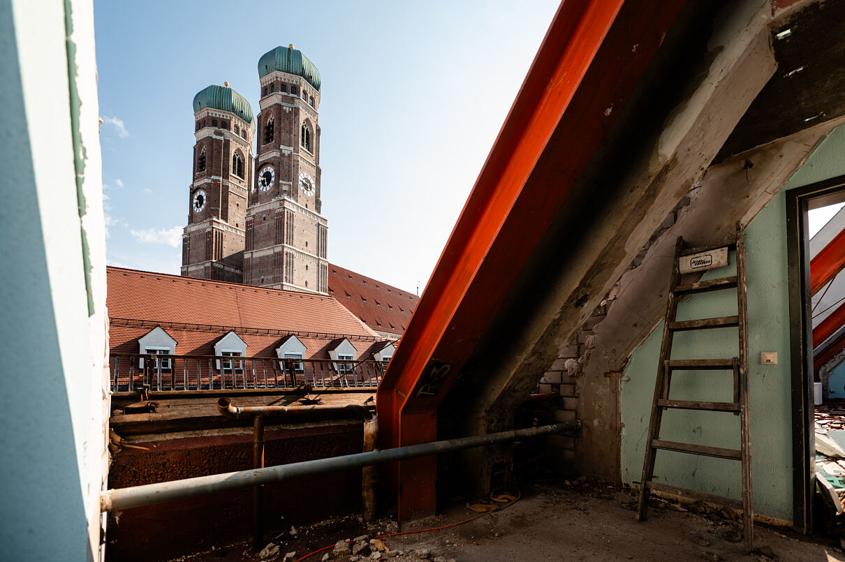 Licht und Struktur: Die freigelegten Innenräume zeigen die Qualität der Bestandsarchitektur und den bewussten Umgang mit grauer Energie im Umbauprozess.