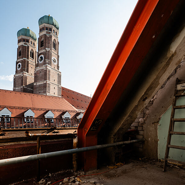 Licht und Struktur: Die freigelegten Innenräume zeigen die Qualität der Bestandsarchitektur und den bewussten Umgang mit grauer Energie im Umbauprozess.