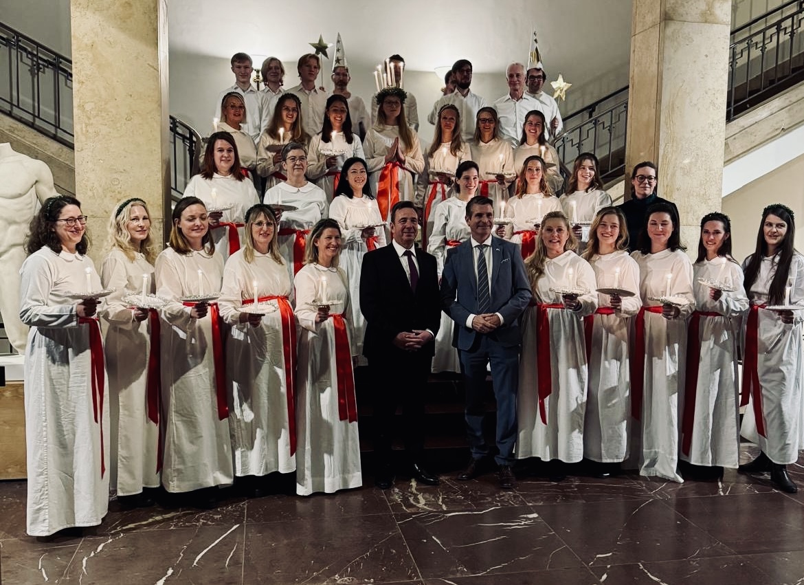 Das Scandinavian Ensemble beim Lucia-Konzert 2024 im Museum für Abgüsse in München mit Dr. Mathias Fontin (Schwedischer Honorarkonsul, vorne links) und Eric Beisswenger (Staatsminister für Europäische Angelegenheiten und Internationales, vorne rechts)