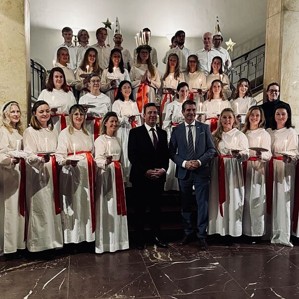 Das Scandinavian Ensemble beim Lucia-Konzert 2024 im Museum für Abgüsse in München mit Dr. Mathias Fontin (Schwedischer Honorarkonsul, vorne links) und Eric Beisswenger (Staatsminister für Europäische Angelegenheiten und Internationales, vorne rechts)