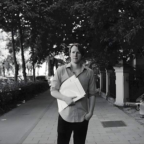 Henrik Ajax auf dem Weg zur Probe. Für das Jubiläum komponierte er das Chorwerk „Vintervila“.