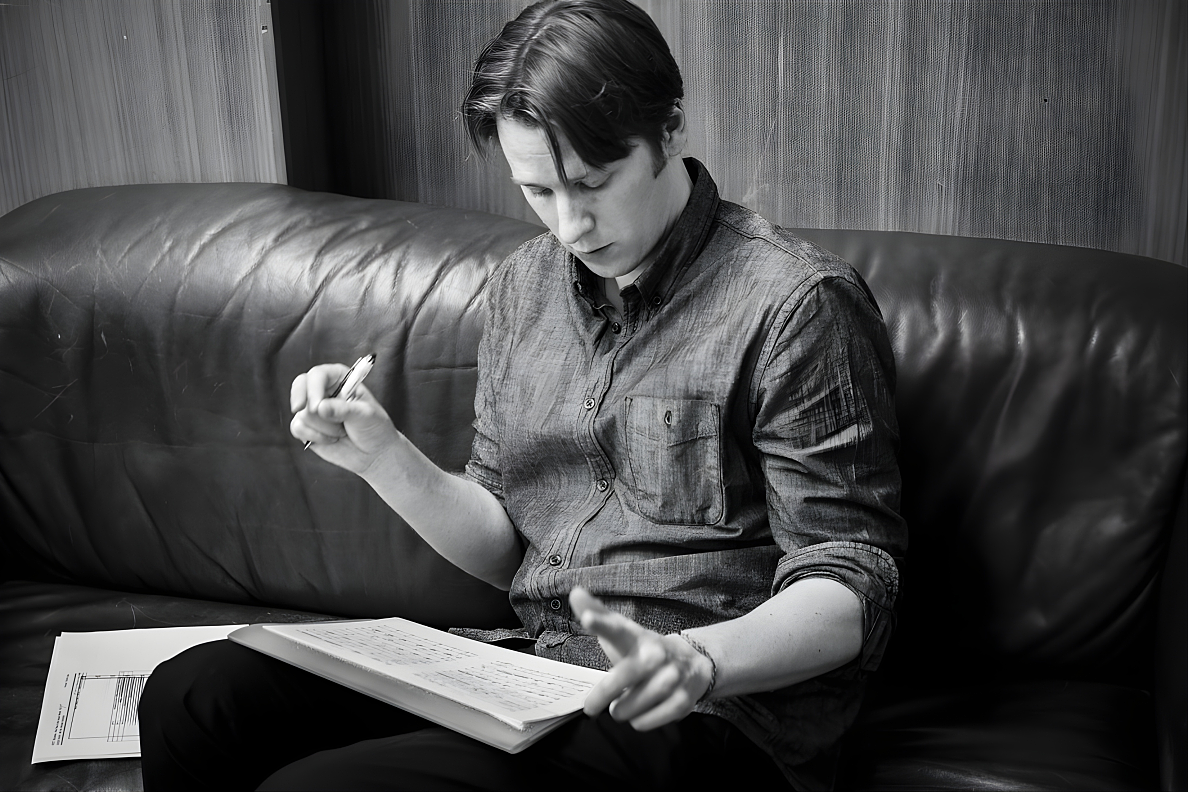 Komponist Henrik Ajax bei der Arbeit an der Partitur seines neuen Chorwerks „Vintervila“.