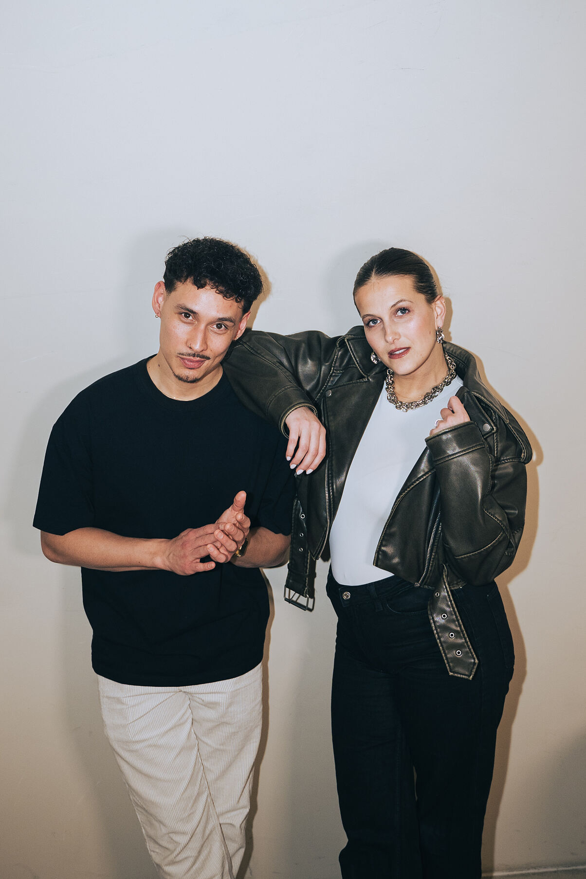 QUEENO eröffnen die Weihnachtsmacherei 2025: Kinga Noemi und Fin Issue bringen Acoustic-Pop und Soul auf den Quartiersplatz.