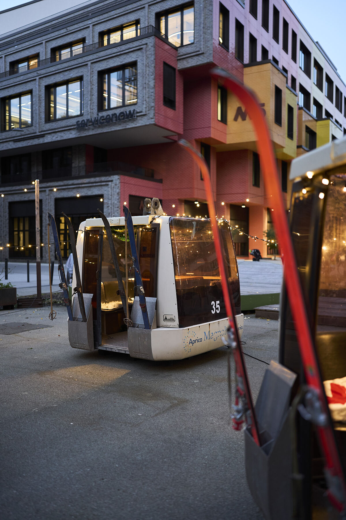 Die ikonischen Retro-Ski-Gondeln auf dem Quartiersplatz – kostenlos nutzbare Treffpunkte während der Weihnachtsmacherei 2025.