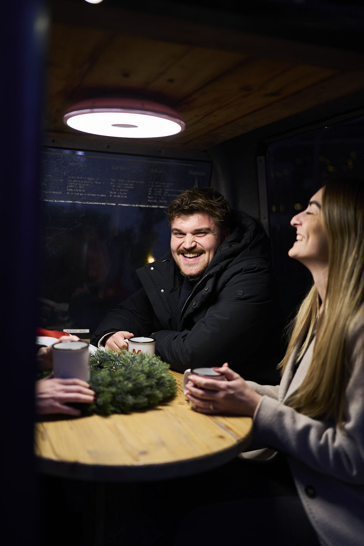 Gemütliche Begegnungen in den beheizten Retro-Ski-Gondeln auf dem Quartiersplatz der Macherei München – ein zentrales Element der Weihnachtsmacherei 2025.